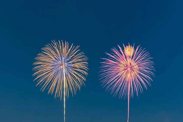 新年のお祝いの花火 花火空の背景にカラフルな花火の光で空間をコピーします — ストック写真