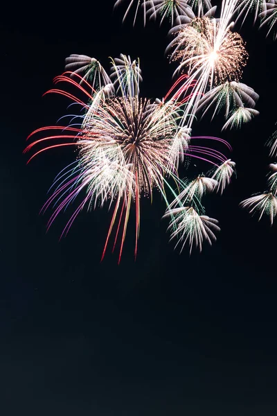 新年のお祝いの花火 花火空の背景にカラフルな花火の光で空間をコピーします — ストック写真