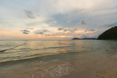 Samet Adası ao phrao 'dan manzara manzaralı güzel bir gün batımı.