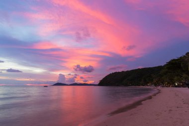 Samet Adası ao phrao 'dan manzara manzaralı güzel bir gün batımı.