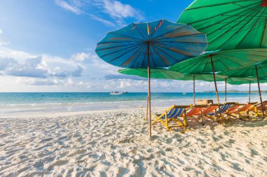 Sakin plaj yaz sahnesi. Egzotik tropikal plaj manzara.