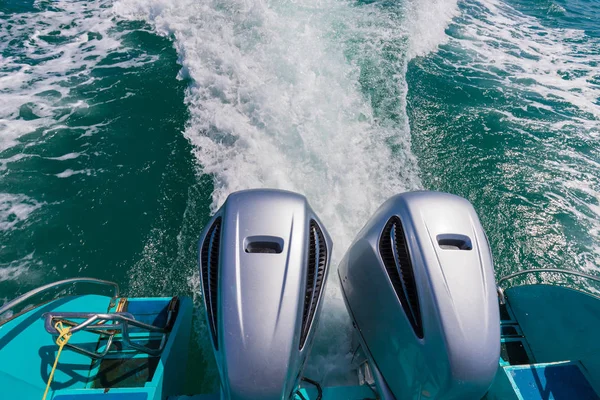 Snelheid boot motor Uitzicht vanaf de achterkant van de speedboot. — Stockfoto