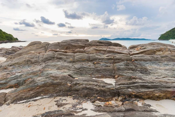Берегові камені і морська хвиля над хмарним небом влітку — стокове фото