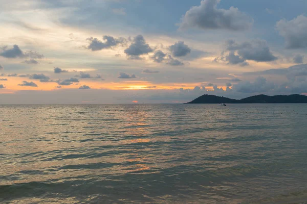 Hermosa puesta de sol con vista al paisaje desde ao phrao, isla samet —  Fotos de Stock