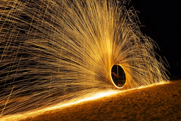 Fuoco ballerini swing spettacolo di danza del fuoco di notte spettacolo di fuoco . — Foto Stock