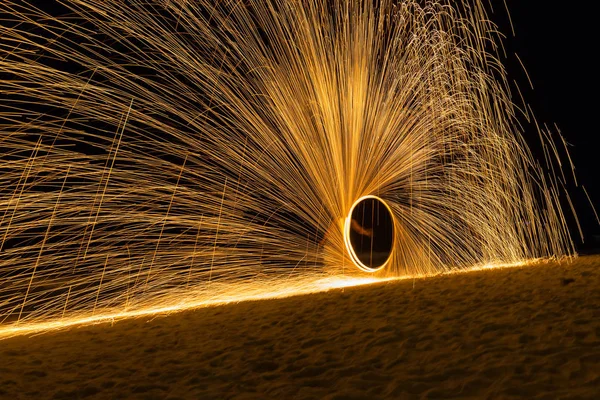 Fuoco ballerini swing spettacolo di danza del fuoco di notte spettacolo di fuoco . — Foto Stock