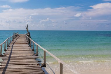 Yazın arkaplanda güzel manzaralı ahşap bir köprü..