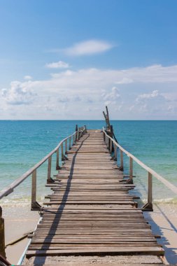 Yazın arkaplanda güzel manzaralı ahşap bir köprü..