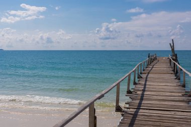 Yazın arkaplanda güzel manzaralı ahşap bir köprü..