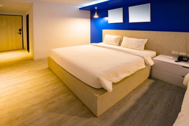 Pencereden deniz manzaralı otel odasının koyu mavi tonu iç.