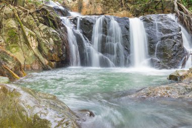 Ekoturizm eğitim merkezinde Chet Kod şelalesi