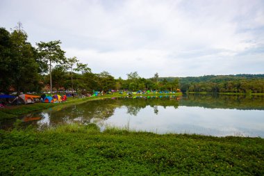 Doğa ve ekoturizm çalışma merkezinde kamp çadırı ile peyzaj