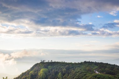 Phu Rua'da sabahları manzara arka planı ve güzel bulut, 