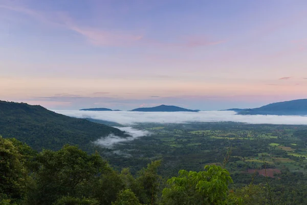 Belo nascer do sol sobre a imagem das montanhas para o fundo . — Fotografia de Stock