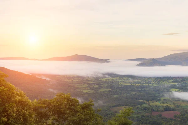 Belo nascer do sol sobre a imagem das montanhas para o fundo . — Fotografia de Stock