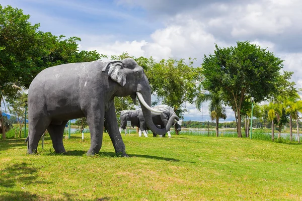 Elefante Estatua sobre hierba verde con elefante bebé . — Foto de Stock