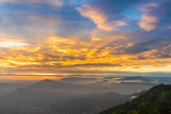 Landscape background and beautiful sunrise in morning. Mountain — Stock Photo, Image