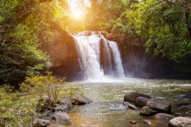 Tayland 'daki Khao Yai Ulusal Parkı' ndaki Haew Suwat Şelalesi 'nde inanılmaz güzel şelaleler.
