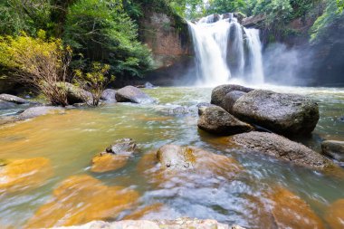 Tayland 'daki Khao Yai Ulusal Parkı' ndaki Haew Suwat Şelalesi 'nde inanılmaz güzel şelaleler.