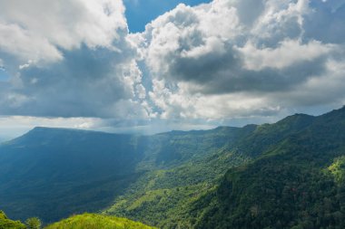 Tayland 'daki manzara. Phu Thap Boek Phetchabun Eyaleti Tayland 'daki dağların üzerinden uçan insansız hava aracı manzarası.