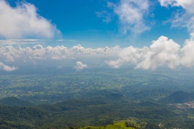 Tayland 'daki manzara. Phu Thap Boek Phetchabun Eyaleti Tayland 'daki dağların üzerinden uçan insansız hava aracı manzarası.