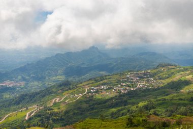 Tayland 'daki manzara. Phu Thap Boek Phetchabun Eyaleti Tayland 'daki dağların üzerinden uçan insansız hava aracı manzarası.