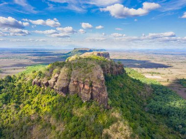 Wat phu tok Tayland 'ın gerçek harikalarından biridir. Bu devasa kumtaşı çıkıntısı kilometrelerce öteden görülebiliyor.