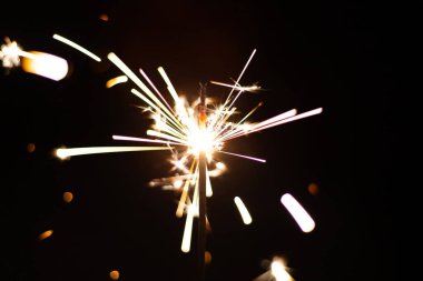 Siyah arka planda parlayan yanan maytap. Yeni yıl veya xmas kavramı