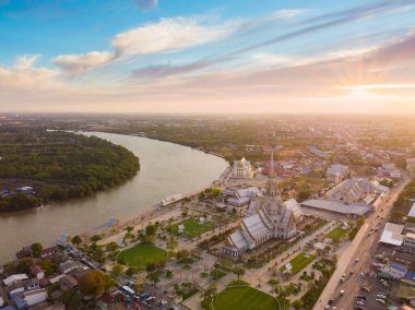 Wat Sothon Wararam Worawihan 'ın hava manzaralı günbatımı, Dini Turizm Merkezi ve Tayland' ın ünlü tapınağı..