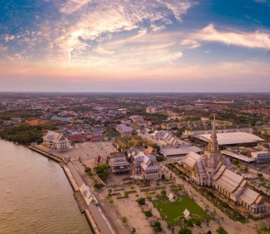 Wat Sothon Wararam Worawihan 'ın hava manzaralı günbatımı, Dini Turizm Merkezi ve Tayland' ın ünlü tapınağı..