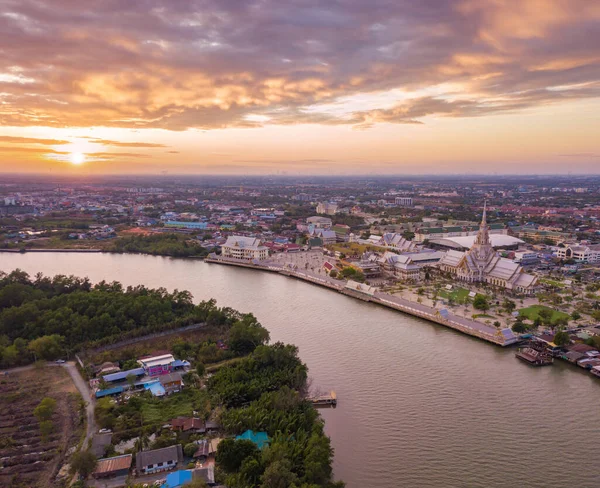 Wat Sothon Wararam Worawihan 'ın hava manzaralı günbatımı, Dini Turizm Merkezi ve Tayland' ın ünlü tapınağı..