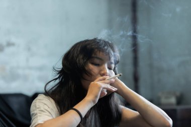 Asyalı kız sigara ve umutsuz konsept, dalgın olmak, yalnız kız konsepti