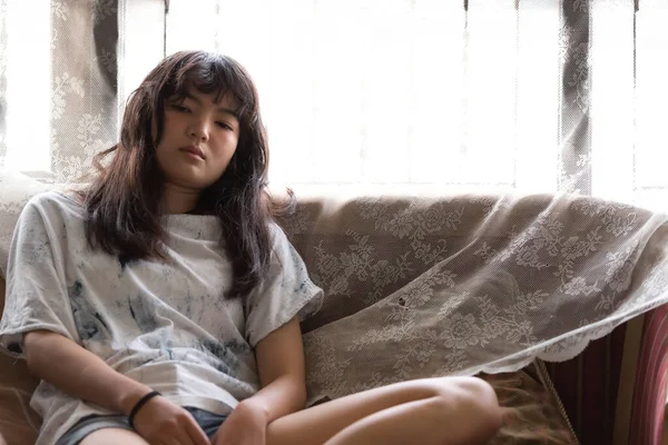 Молодая Азиатка Сидящая Диване Чувствует Себя Рассеянной Одинокая Девушка Концепция — стоковое фото