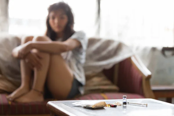 Muitas Drogas Mesa Com Fundo Desfocado Jovem Mulher Asiática Sentada — Fotografia de Stock