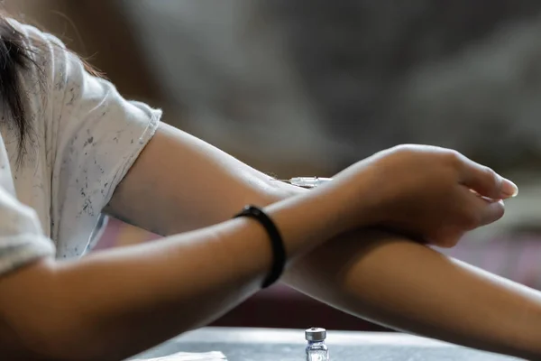 Menina Asiática Usando Viciado Drogas Conceito Sem Esperança Sentindo Distraído — Fotografia de Stock