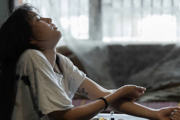 Asyalı Kız Uyuşturucu Bağımlısı Umutsuz Konsept Kullanıyor Dalgın Yalnız Kız — Stok fotoğraf