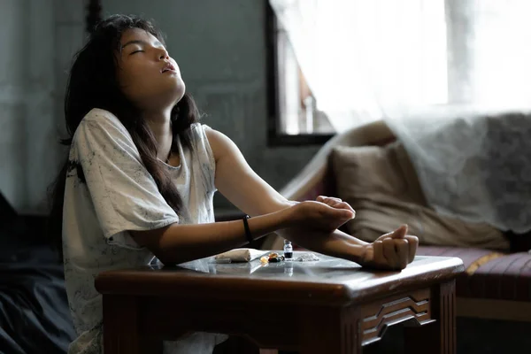 Menina Asiática Usando Viciado Drogas Conceito Sem Esperança Sentindo Distraído — Fotografia de Stock