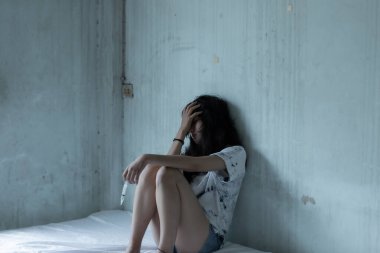Asyalı kız umutsuz konsept uyuşturucu bağımlısı hissini kullandıktan sonra dalgın, yalnız kız konsepti karanlık odada