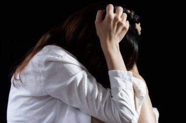 Bir kadına karşı aile içi şiddet, karanlık bir yerde korkmuş bir kadına saldıran bir erkekle cinsel taciz, kadınlara yönelik şiddeti durdurmak.