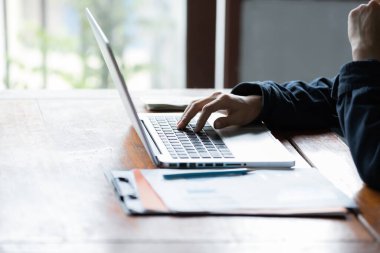 Bilgisayar sistemlerinden laptop kullanarak veri çalan Asyalı hacker kadın. İş dünyası kötü amaçlı yazılım ve hacker kavramı