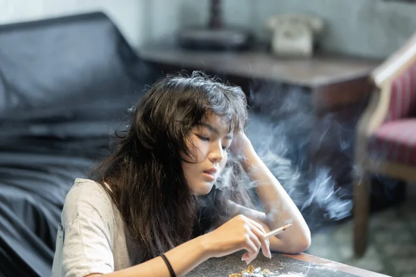 Menina Asiática Fumando Conceito Sem Esperança Sentindo Distraído Conceito Menina — Fotografia de Stock