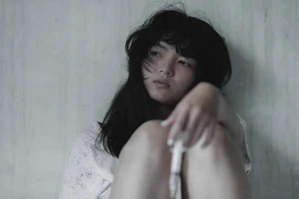 Asyalı Kız Umutsuz Konsept Uyuşturucu Bağımlısı Hissini Kullandıktan Sonra Dalgın — Stok fotoğraf