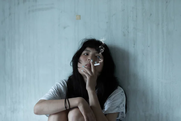 Азиатская Девушка Безнадежная Концепция После Использования Наркомана Чувство Рассеянным Одинокая — стоковое фото