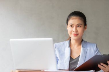 Evde çalışan Asyalı iş kadını laptoptan bilgi alıyor. İş, finans ve teknoloji kavramı.