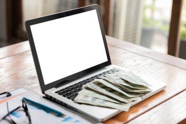 Bilgisayarı ve tahtadan parası olan bir ofis işyeri. Ticari zenginlik kavramı.
