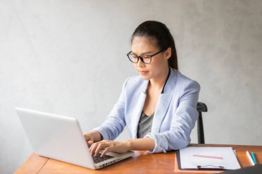 Evde çalışan Asyalı iş kadını laptoptan bilgi alıyor. İş, finans ve teknoloji kavramı.