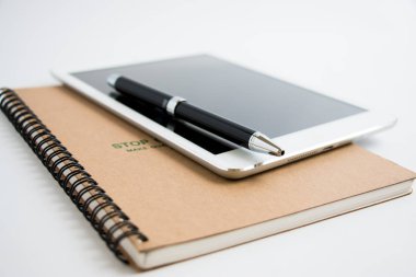 Tablet ve defter bir kalem koymak. Yakın çalışma ve kapanma makineler stop.