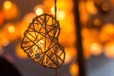 Balkondaki Sandalye ve Masa / Masa Choa Praya Nehri 'ni temsil ediyor..