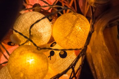 Süslü ampulleri parlayan ve aydınlatma ile asılı.