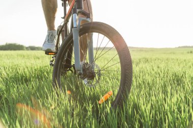 Bir adam beyaz spor ayakkabı bir bisiklet sürme